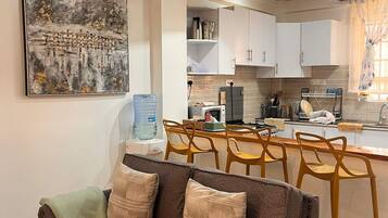 Apartemen Deluks, pemandangan kebun | Dapur pribadi | Lemari es, microwave, dan peralatan masak/sendok-piring