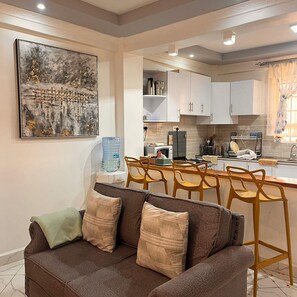 Deluxe Apartment, Garden View | Private kitchen | Fridge, microwave, cookware/dishes/utensils - Koselig Homes califonia Plaza Nanyuki (Nanyuki)