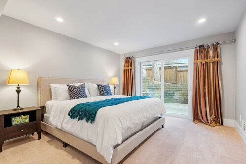 Private 2-bedroom Guest Suite w/Separate Entrance, AC & EV Charging. Bellevue
