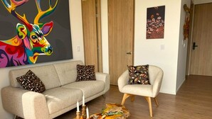 Ein Wohnzimmer mit einer Couch, einem Sessel und einem Couchtisch mit einem besonderen Design.
