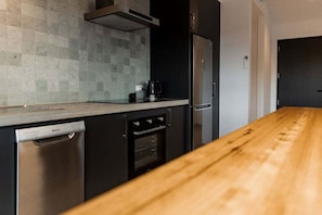 Een koelkast, een microgolfoven, een oven, een kookplaat