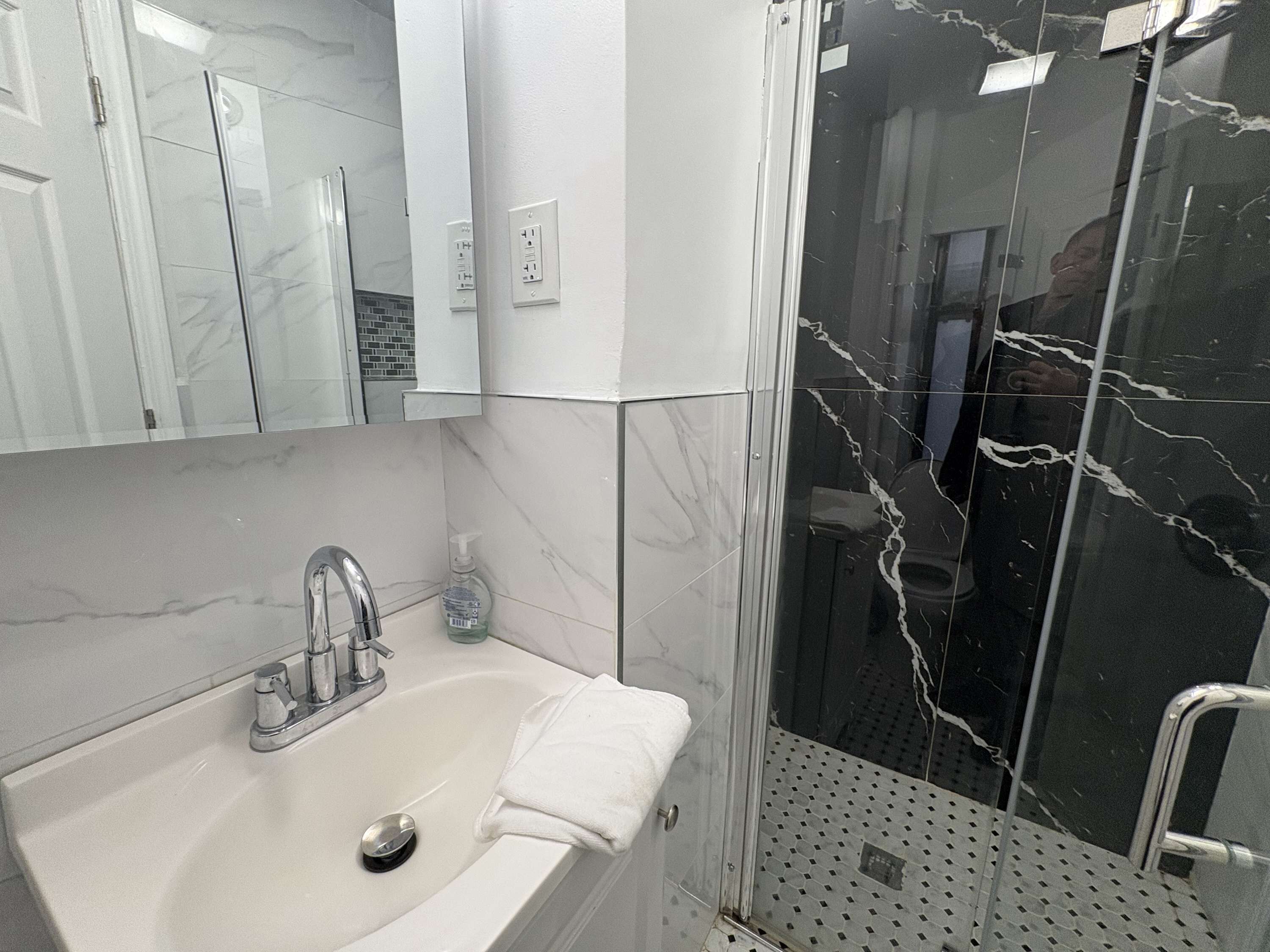 シャワー、ヘアドライヤー、タオル、石鹸