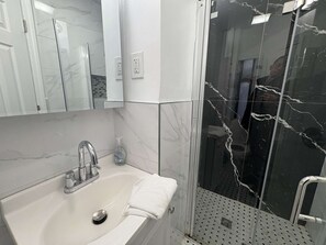 Bruser, hårtørrer, håndklæder, Sæbe