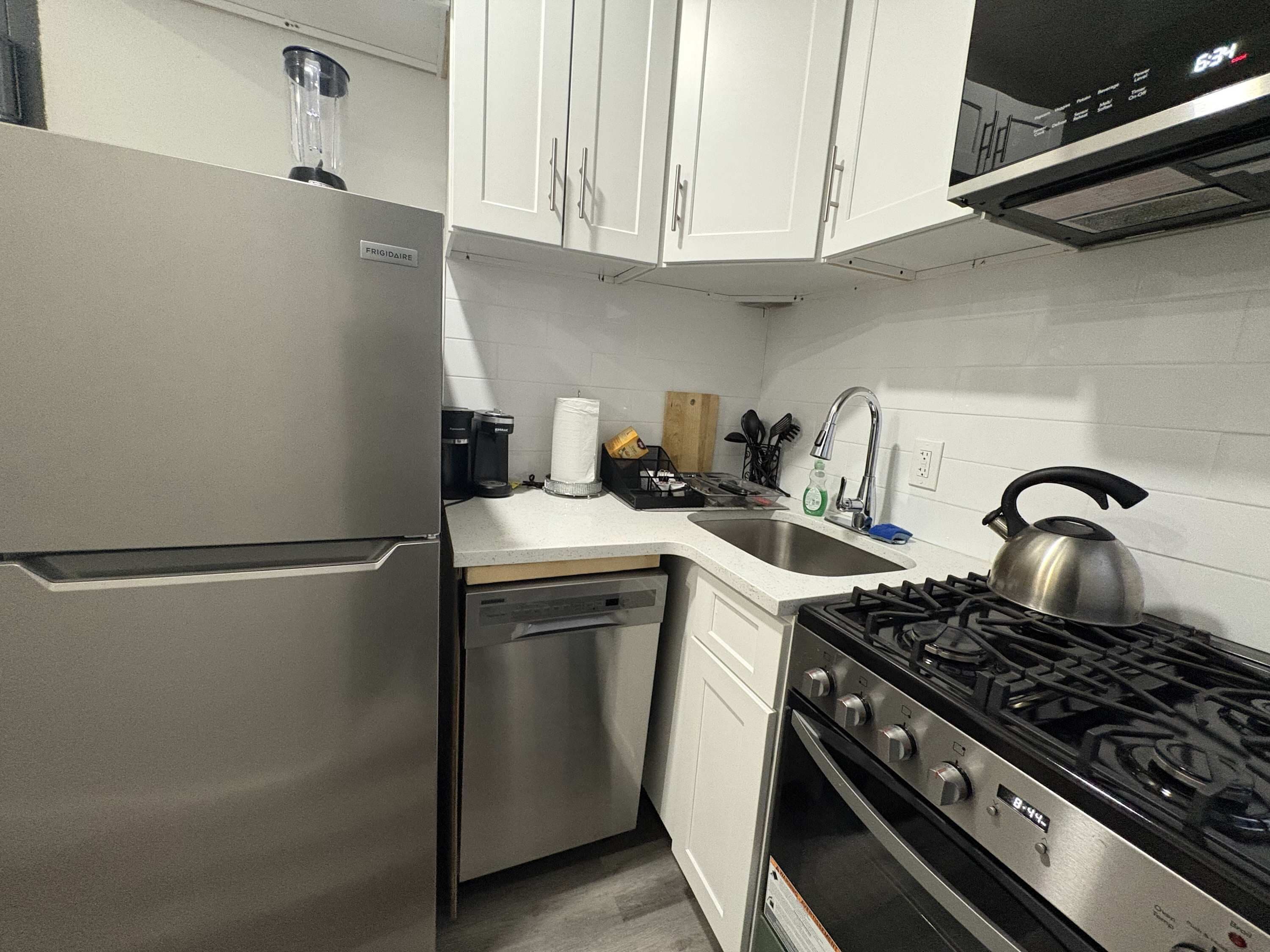 Geladeira, micro-ondas, fogão, cooktop