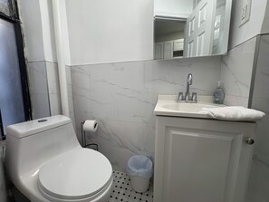 Shower, hair dryer, towels, soap - Stylish 2BR Midtown West Near Times Square (New York)