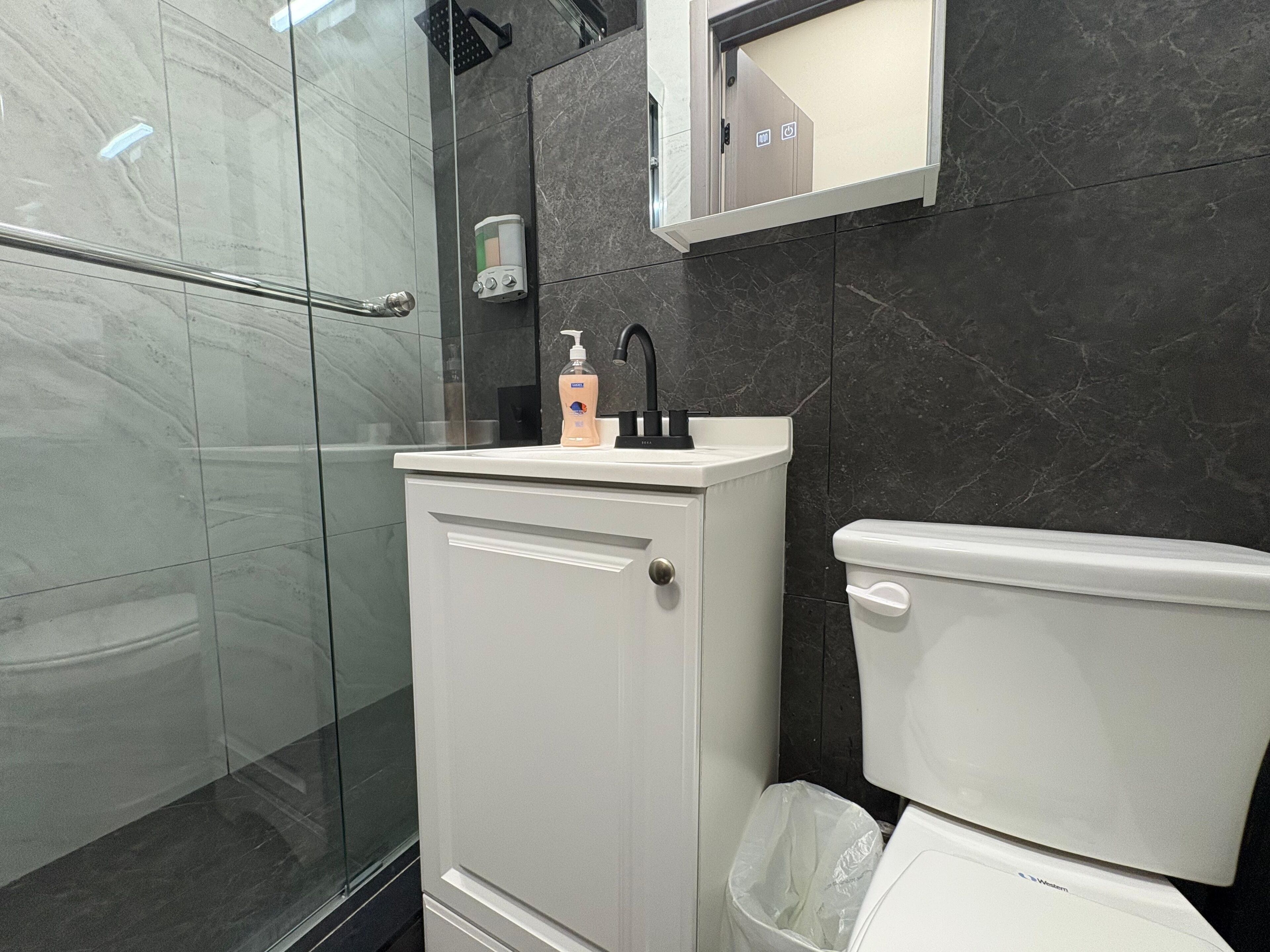 Secadora de cabello, toallas, papel de baño 