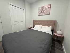 Iron/ironing board, WiFi, bed sheets - Midtown West Modern Stay • Steps to Times Square & Broadway (New York)