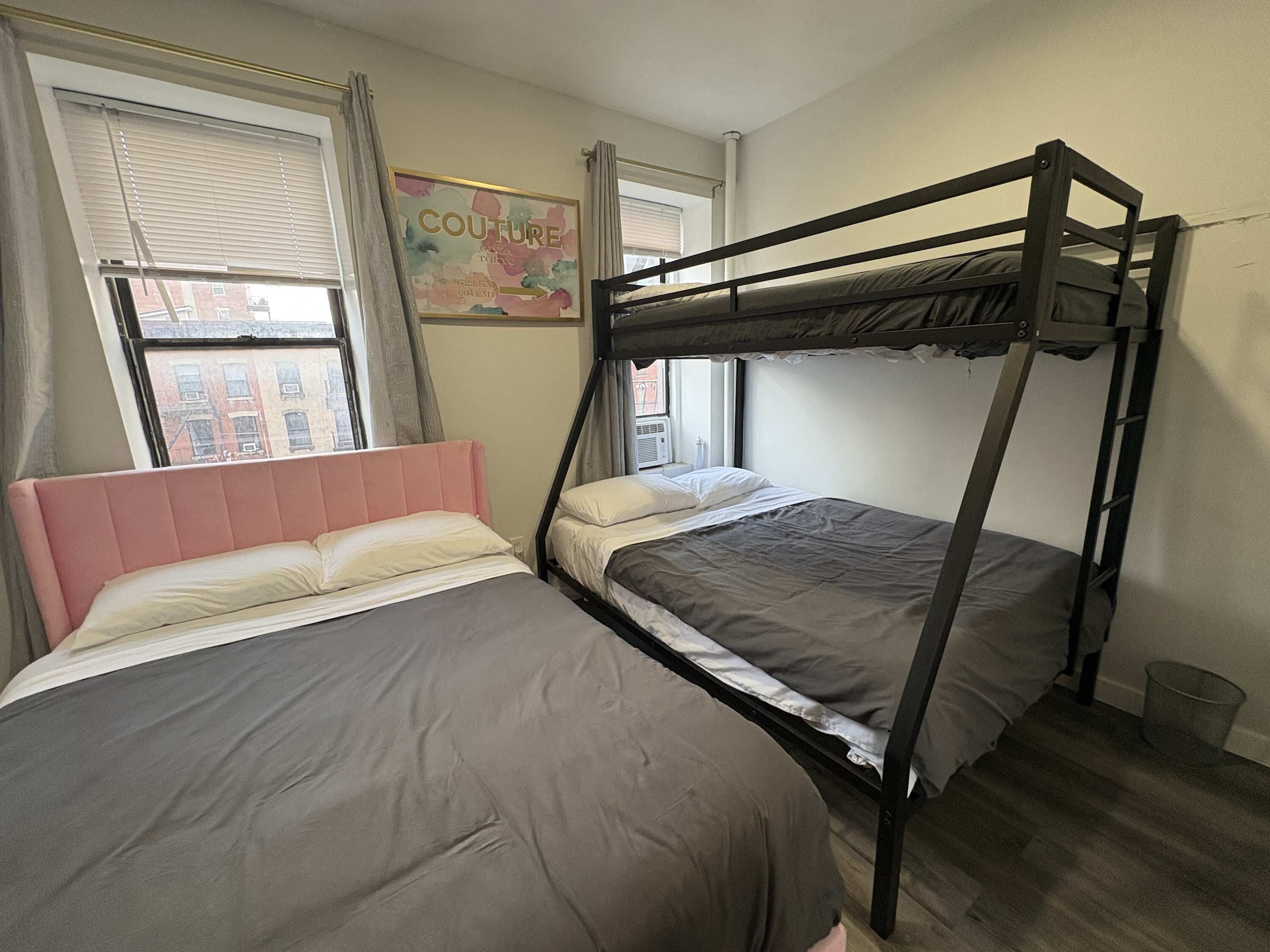 2 quartos, ferros/tábuas de passar roupa, berço de viagem