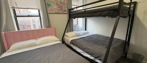 2 quartos, ferros/tábuas de passar roupa, berço de viagem