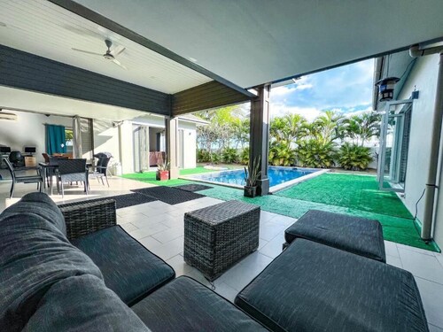 Vanuakula Luxury Escapes–Luxury 4Bedroom Villa with Private Pool, Naisoso Island