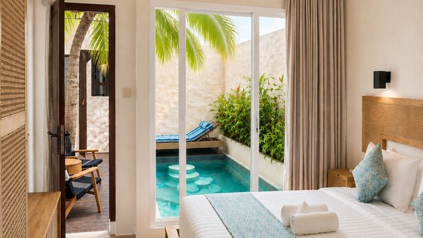 A hotel room with a bed, a view of a swimming pool, and a door leading to a balcony. - EveEvy Private Pool Villas (Lembongan Island)