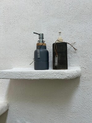 Villa, 1 king (extra méretű) franciaágy, privát medence, kilátással a medencére | Fürdőszoba | Zuhanyzó, ingyenes piperecikkek, hajszárító és törölközők