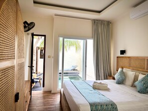 Caja de seguridad en la habitación y espacio para trabajar con laptop 