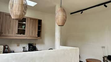 Grand réfrigérateur, micro-ondes dans l'espace commun, plaque de cuisson