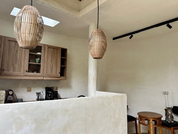 Refrigerador con freezer, microondas, placa de cocina