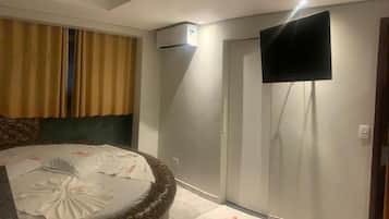 Escrivaninha, cortinas blackout, Wi-Fi de cortesia