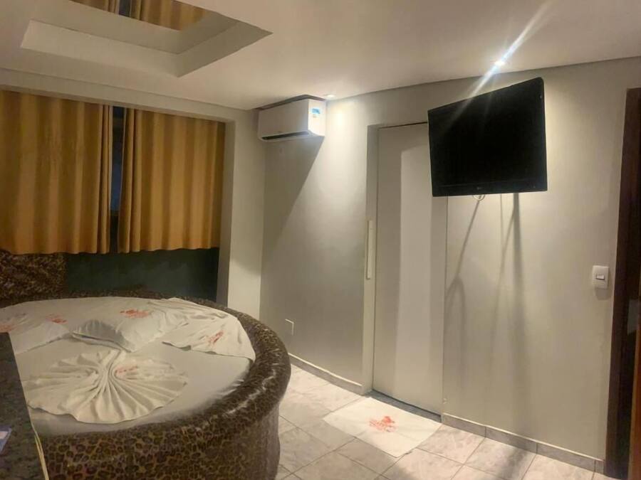 Escrivaninha, cortinas blackout, Wi-Fi de cortesia