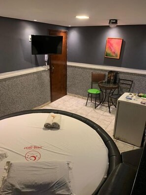 Bàn, màn/rèm cản sáng, truy cập Internet không dây miễn phí 