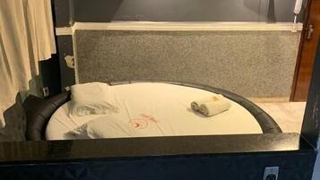 Bàn, màn/rèm cản sáng, truy cập Internet không dây miễn phí