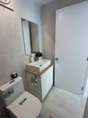 Shower, towels, toilet paper - SIAM LOUNGE - Pratumnak (Pattaya)