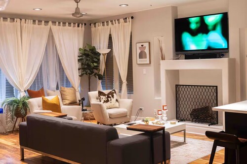 Spacious 4-bedroom apartment in fantastic Chicago with AC