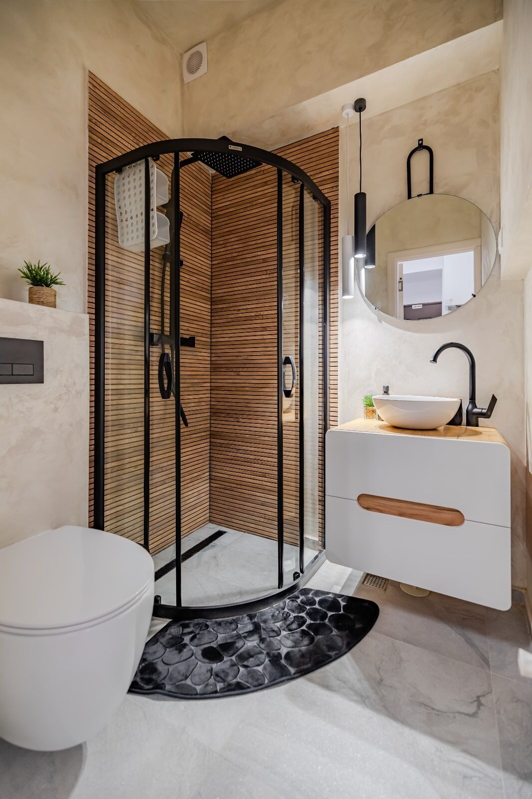 Haartrockner, Handtücher, Seife, Toilettenpapier