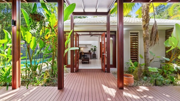 Terrace/patio - Seclusion Pavilions Palm Cove – Private Three Pavilion Home with Heated Pool (Palm Cove)