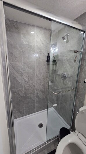 Doccia, asciugacapelli, bidet, asciugamani