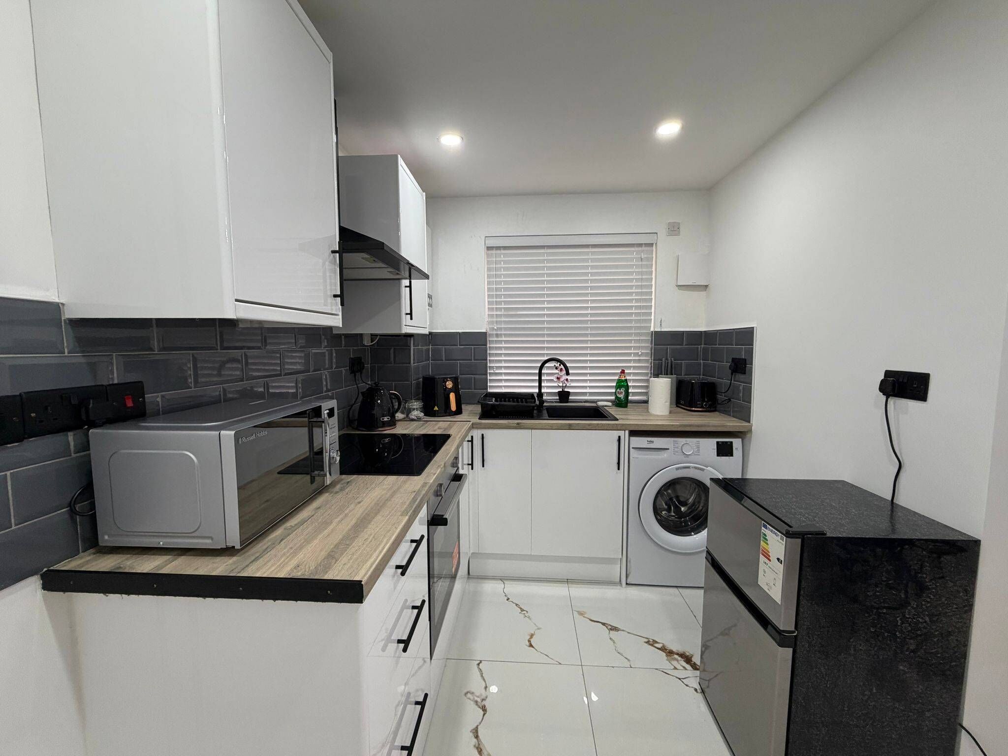 Réfrigérateur, micro-ondes, four, grille-pain