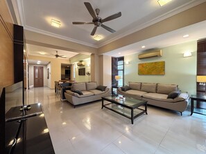 55-inch Smart TV with cable channels, Netflix, streaming services - 183 Ampang KLCC by Widebed (Kuala Lumpur)