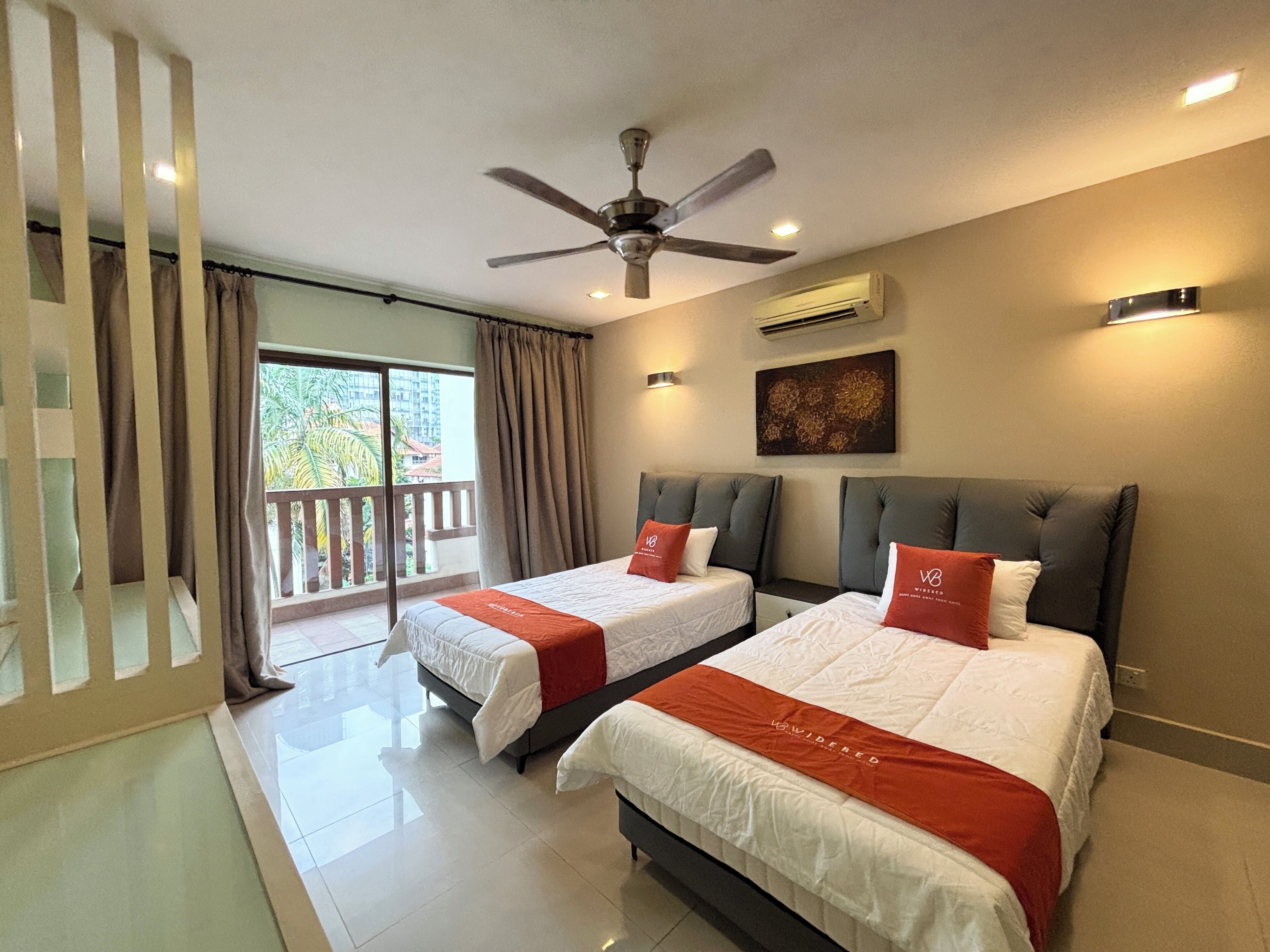 Apartamento familiar, balcón, vistas a la piscina | Sistema de insonorización, tabla de planchar con plancha, wifi gratis