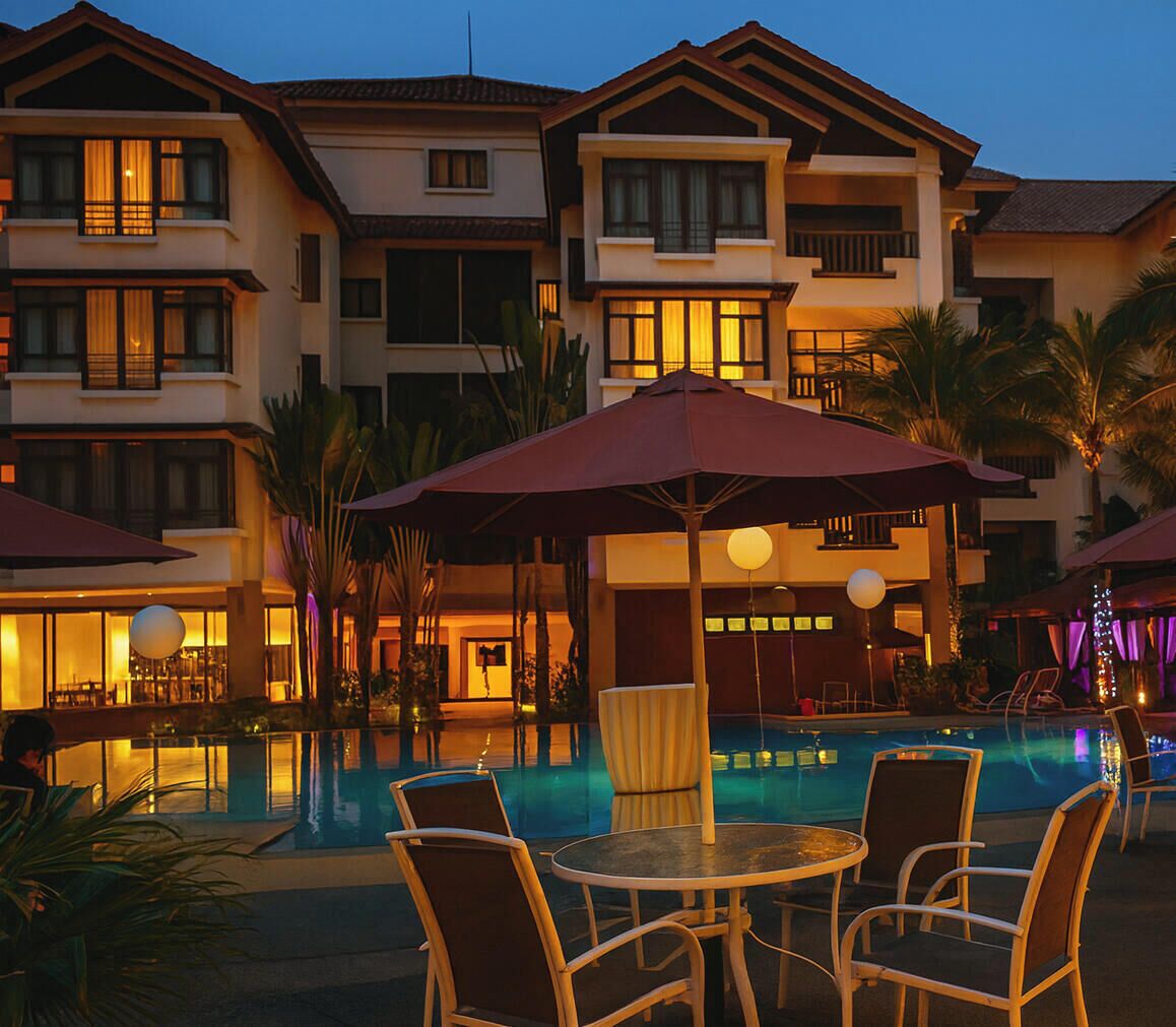 Una piscina al aire libre, sombrillas, sillones reclinables de piscina