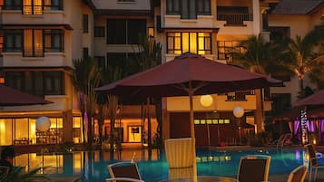 Kolam renang outdoor, dengan payung kolam renang dan kursi berjemur