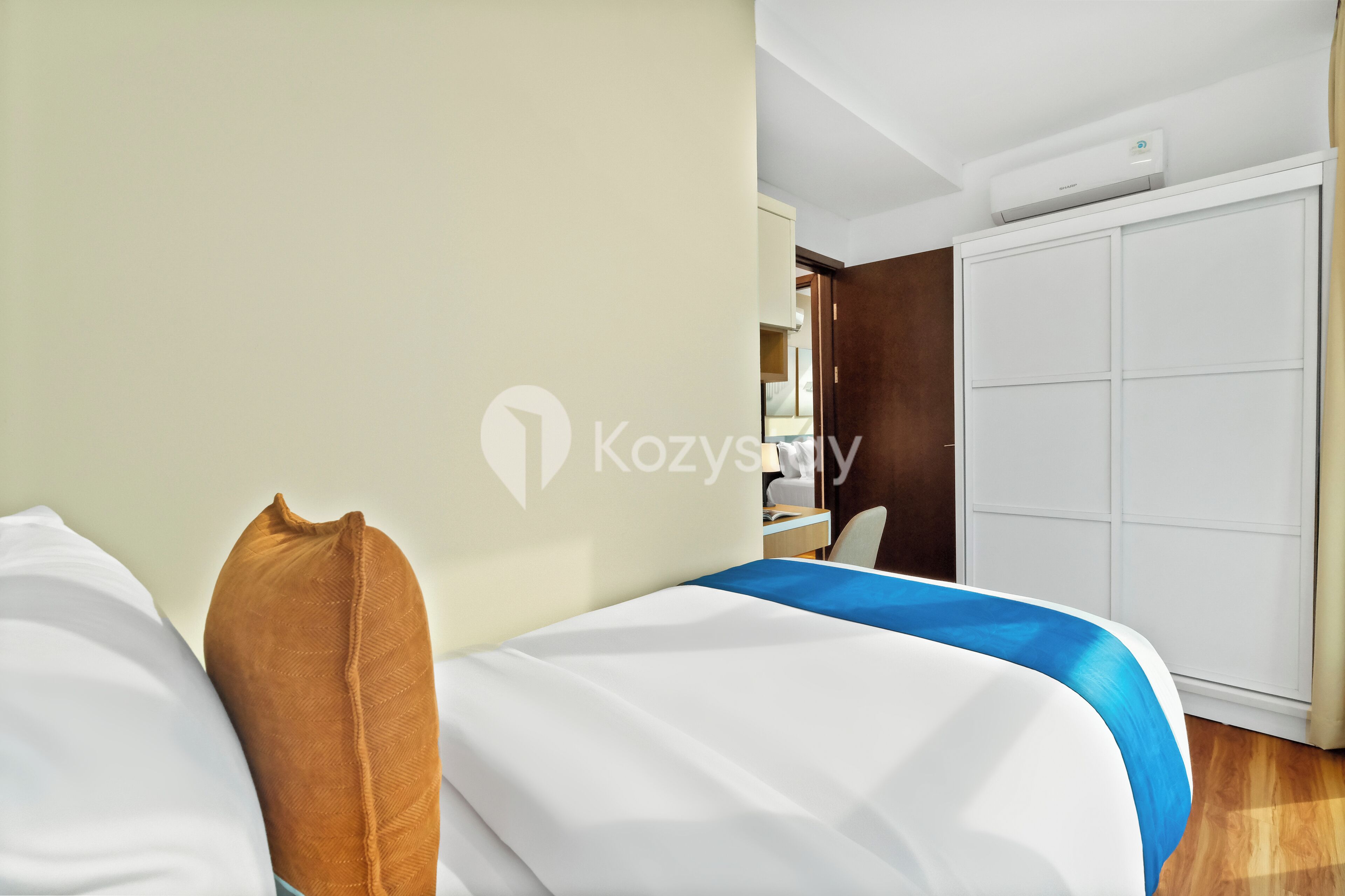Una habitación de hotel con cama, escritorio y armario.