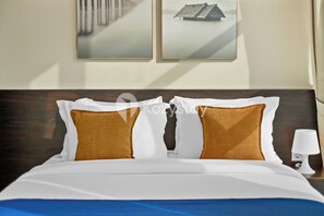 Desk, laptop workspace, iron/ironing board, free WiFi - Senvin by Kozystay - Alam Sutera (South Tangerang)