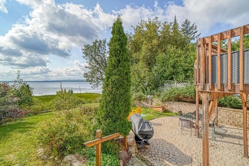 Waterfront Furnished 4-Season Cottage 40 min from Ottawa