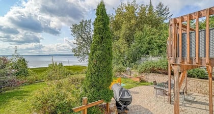 Waterfront Furnished 4-Season Cottage 40 min from Ottawa