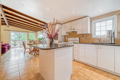 Waterfront Furnished 4-Season Cottage 40 min from Ottawa