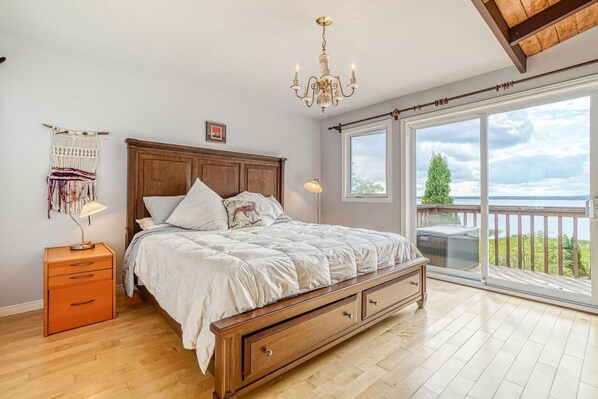 2 bedrooms, iron/ironing board