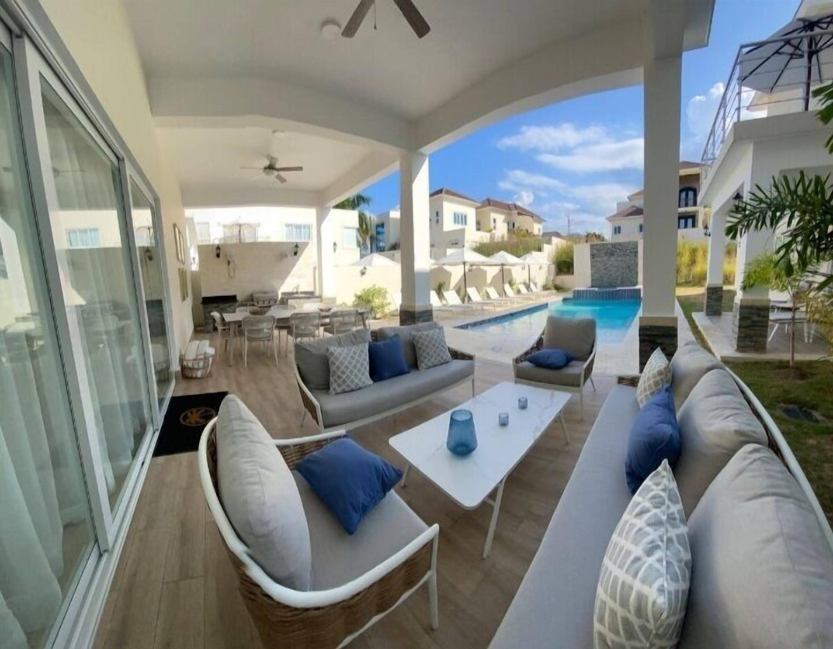 Huvila, näköala puutarhaan | Huoneen varustelu