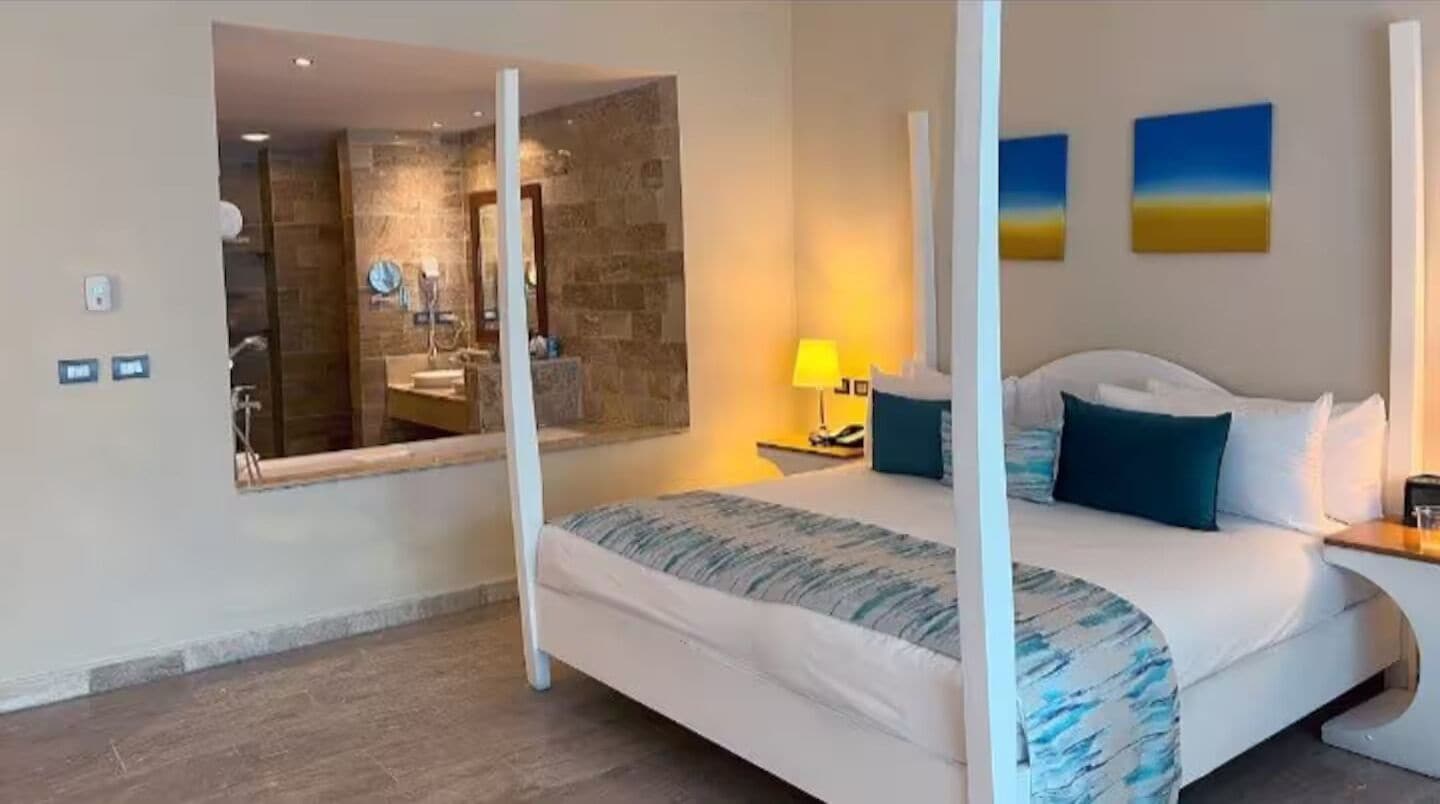 Suite exclusiva | Caixa forta a l'habitació, mobiliari individual i cortines opaques 