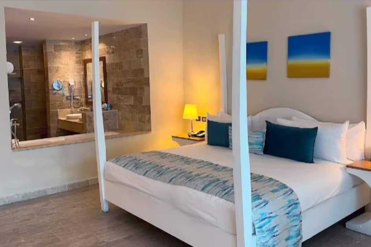 Suite exclusiva | Caixa forta a l'habitació, mobiliari individual i cortines opaques