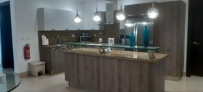 Villa, uitzicht op tuin | Privékeuken | Een waterkoker, een rijstkoker, kookgerei, borden en bestek