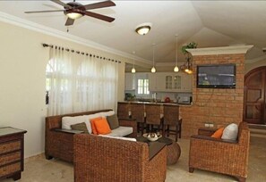 Villa, uitzicht op tuin | Kamervoorziening