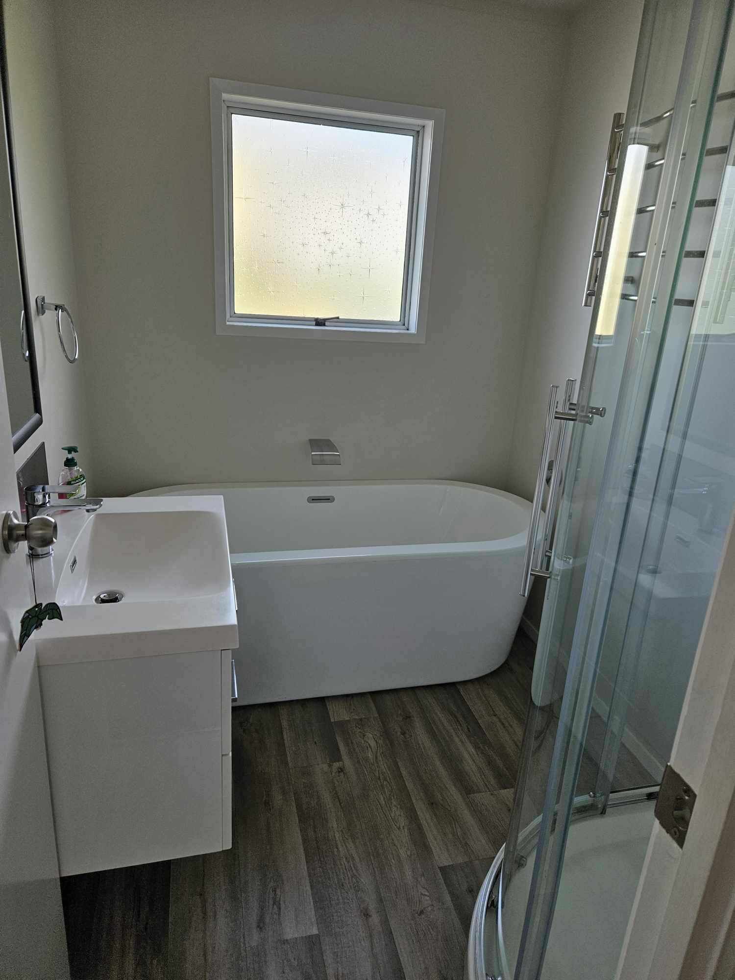 Serviettes fournies, savon, papier toilette