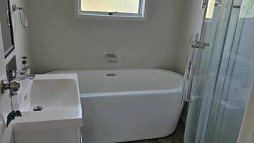 Serviettes fournies, savon, papier toilette