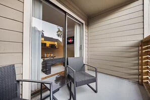 Terrace/patio - 2BR•2BA Steps away from Med Center & NRG Pool &Parking (Houston)