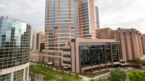 Un bâtiment moderne doté d’une façade en verre et d’une enseigne indiquant le centre de lutte contre le cancer MD Anderson.