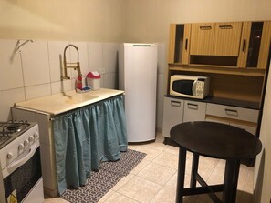 Fridge, microwave, stovetop, cookware/dishes/utensils - Chalet in Ubatuba, Itaguá Beach (Ubatuba)