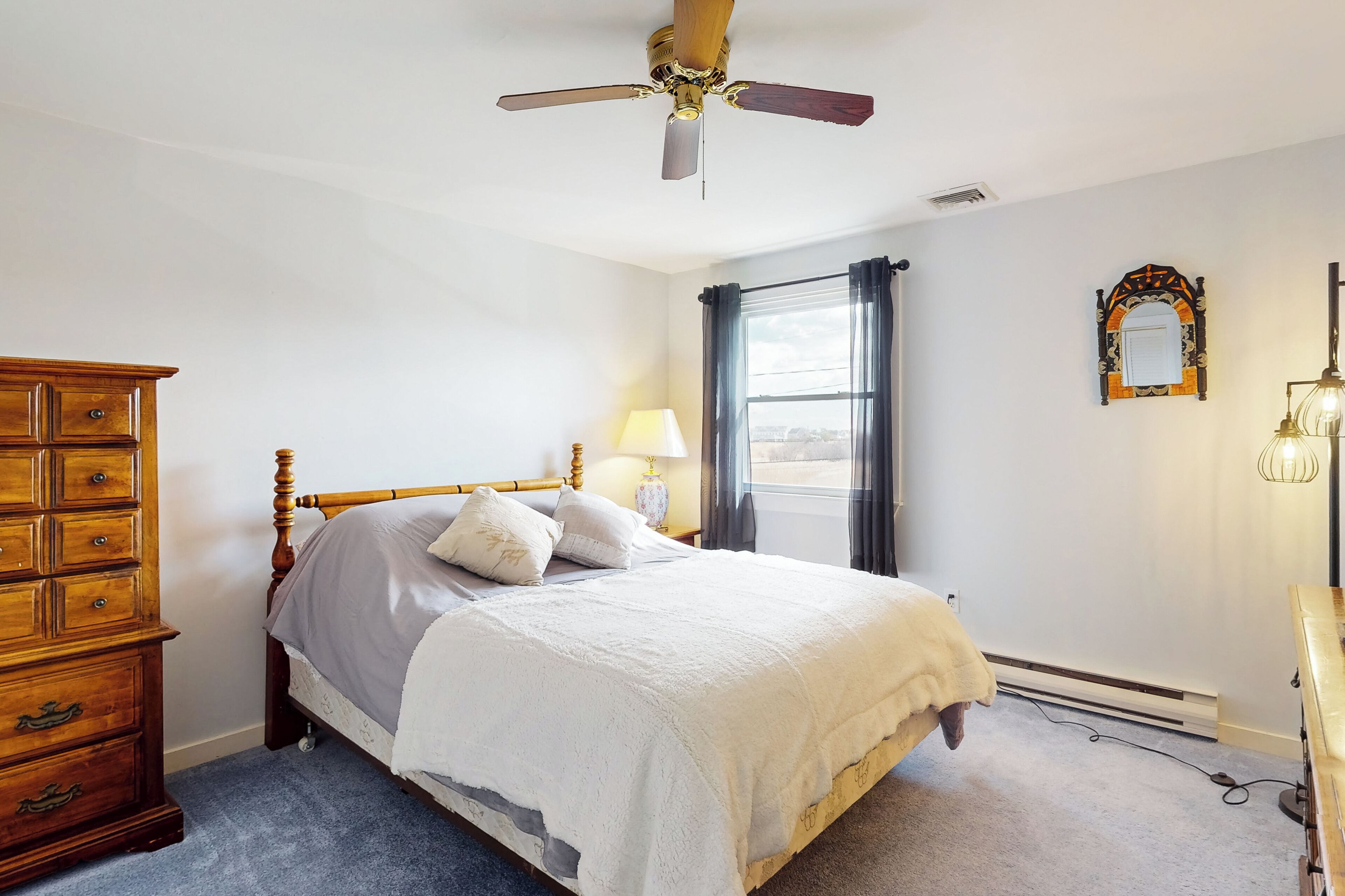 5 bedrooms, desk, Internet, bed sheets